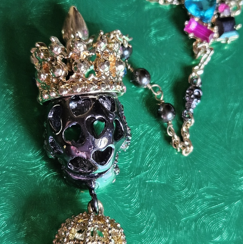 💀📿Betsey ROSARY style Unique Marcasite-Colored Stone Skull Necklace - NWOT📿💀 - Picture 4 of 14